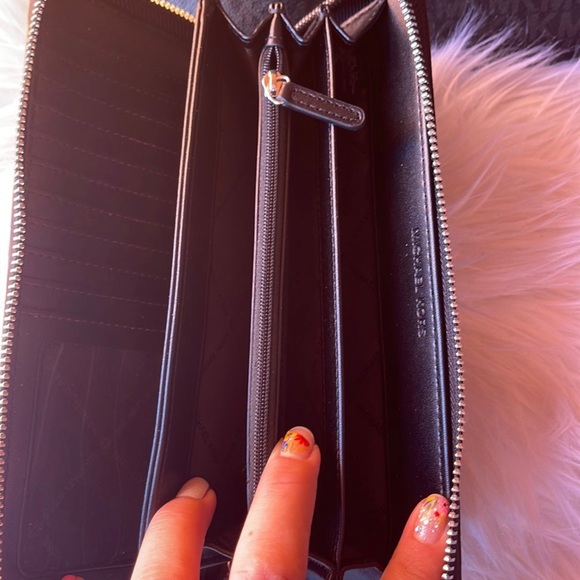 Michael Kors tote and wallet set - Picture 4 of 9